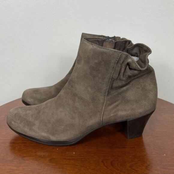 New Munro Alfie Booties in Greige Suede Women's Size 8.5 - Picture 3 of 7